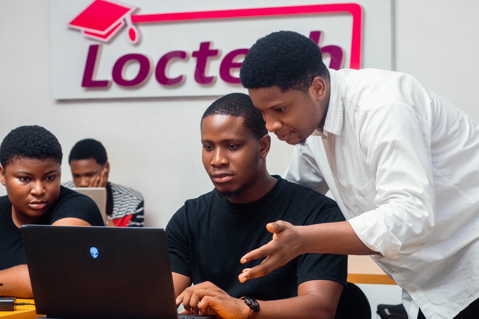 Learn with instructors beside you.